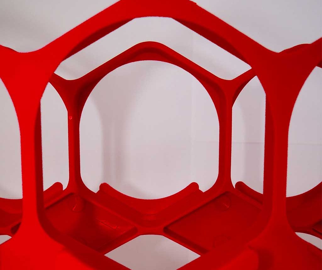 Les casiers Drinkcase rouge ont des emplacement en forme d'hexagone