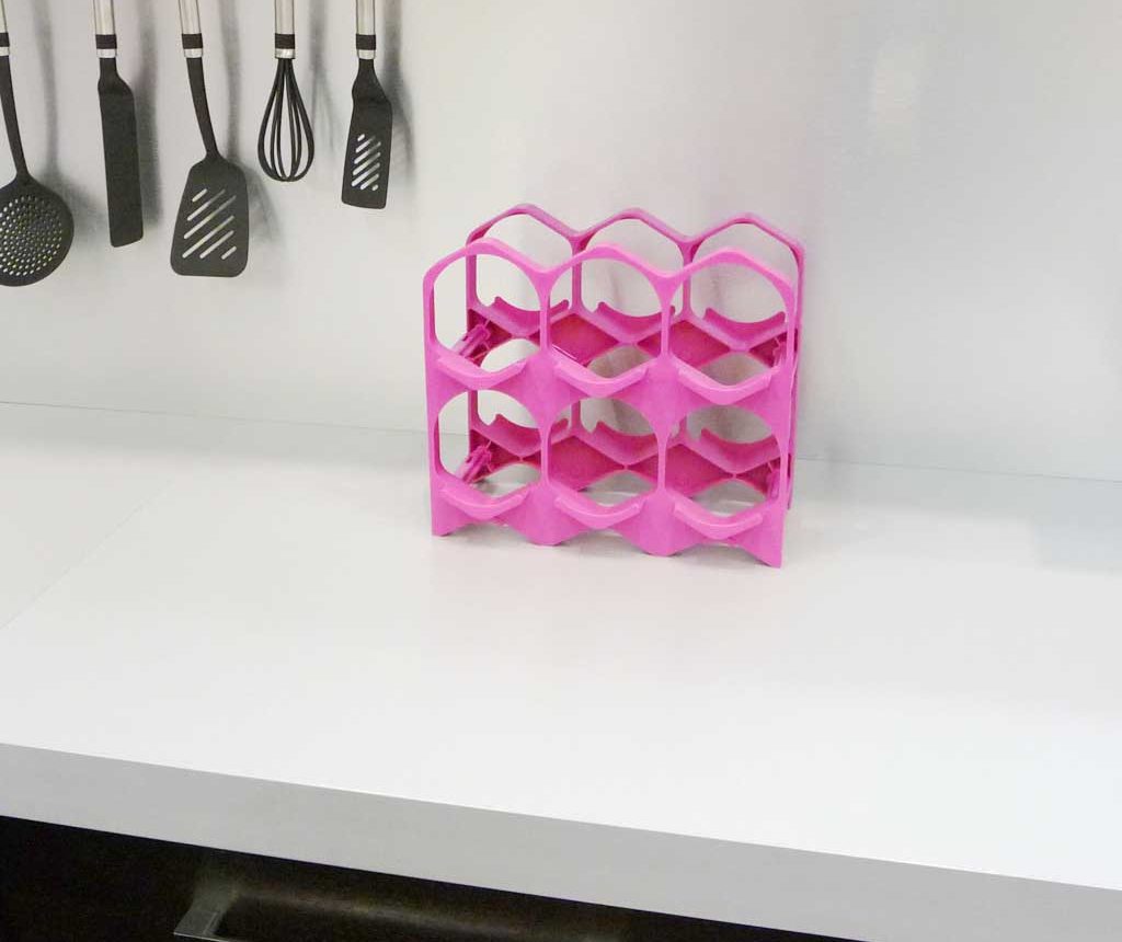 Les caiders à bouteilles rose de Drinkcase ne prennent pas de place sur un plan de travail